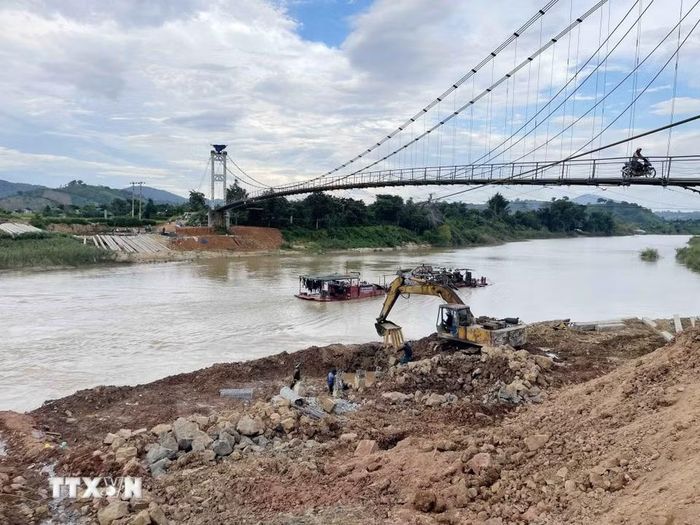 Khu vực mố chân cầu Đức Xuyên đang được nỗ lực gia cố nhằm đảm bảo việc đi lại của người dân. (Ảnh: Kha Phạm/TTXVN)