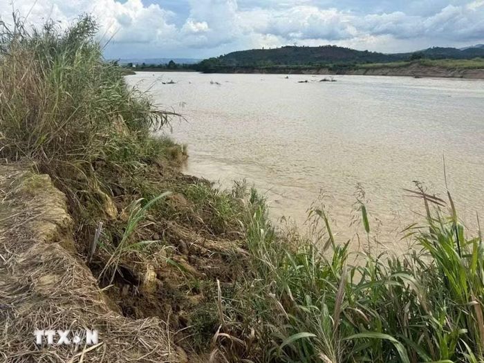 Một đoạn sông Krông Nô đi qua xã Nam Ka thường xuyên bị sạt lở vì nhiều nguyên nhân, trong đó có nguyên nhân lòng sông chịu cảnh khai thác cát liên tục quá mức, trong khi nguồn cát bổ sung bị chặn lại phía thượng nguồn hồ thủy điện. (Ảnh: Kha Phạm/TTXVN)