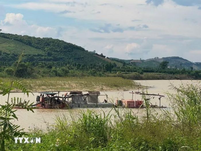 Một đoạn sông Krông Nô đi qua xã Nam Ka thường xuyên bị sạt lở vì nhiều nguyên nhân, trong đó có nguyên nhân lòng sông chịu cảnh khai thác cát liên tục quá mức, trong khi nguồn cát bổ sung bị chặn lại phía thượng nguồn hồ thủy điện. (Ảnh: Kha Phạm/TTXVN)