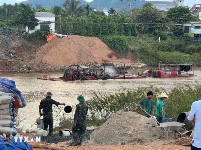 Hoạt động phức tạp dưới lòng sông Krông Nô gây sạt lở nghiêm trọng kéo dài nhiều năm, trong đó có khu vực chân cầu Đức Xuyên nối 2 bờ sông. (Ảnh: Kha Phạm/TTXVN)