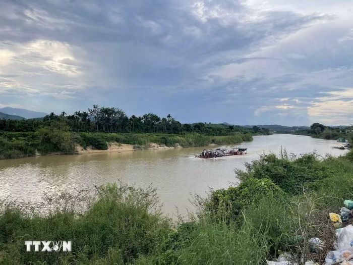 Một đoạn sông Krông Nô đi qua xã Nam Ka thường xuyên bị sạt lở vì nhiều nguyên nhân, trong đó có nguyên nhân lòng sông chịu cảnh khai thác cát liên tục quá mức, trong khi nguồn cát bổ sung bị chặn lại phía thượng nguồn hồ thủy điện. (Ảnh: Kha Phạm/TTXVN)