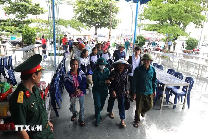 Diễn tập tình huống giả định đưa người dân thuộc 200 hộ dân trong vùng ảnh hưởng của thảm họa thiên tai trên địa bàn xã Quỳnh Anh (Nghệ An) được di dời đến nơi an toàn. (Ảnh: Xuân Tiến/TTXVN)