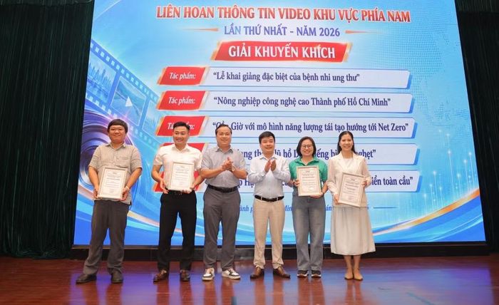 Đại diện Ban Tổ chức trao giải Khuyến khích cho các tác giả, nhóm tác giả đoạt giải. (Ảnh: An Hiếu/Vietnam+)