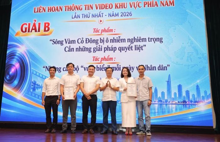 Đại diện Ban Tổ chức trao giải B cho các tác giả, nhóm tác giả đoạt giải. (Ảnh: An Hiếu/Vietnam+)