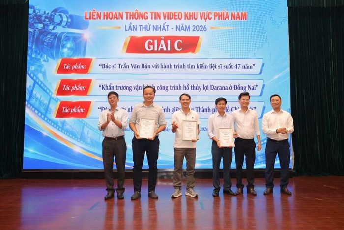 Đại diện Ban Tổ chức trao giải C cho các tác giả, nhóm tác giả đoạt giải. (Ảnh: An Hiếu/Vietnam+)