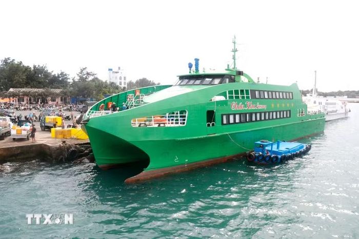 Tất cả các tàu vận chuyển hành khách tuyến Phú Quý - Phan Thiết đều thay túi nôn nilon bằng túi giấy; đồng thời tuyên truyền thông điệp “Không mang rác thải nhựa lên đảo.” (Ảnh: Nguyễn Thanh/TTXVN)