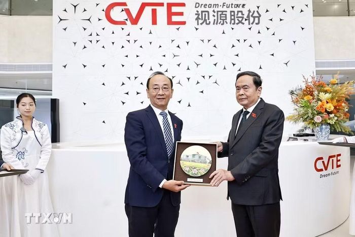 Chủ tịch Quốc hội Trần Thanh Mẫn tặng quà lưu niệm cho lãnh đạo Tập đoàn CVTE. (Ảnh: Doãn Tấn/TTXVN)