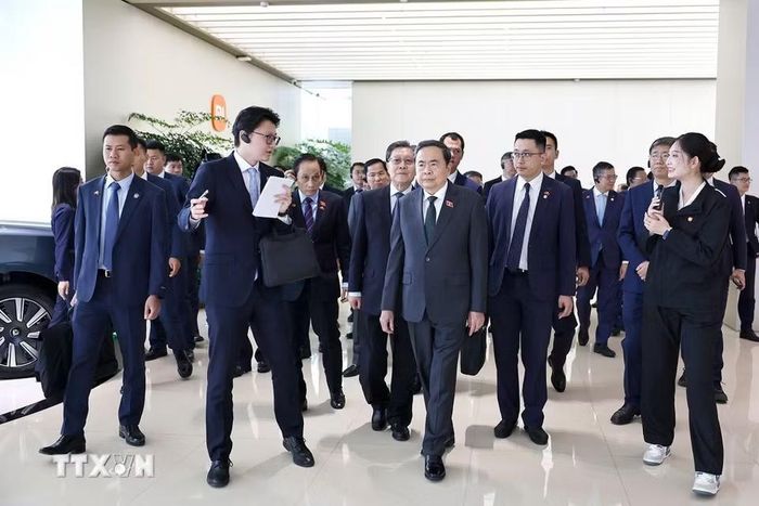 Chủ tịch Quốc hội Trần Thanh Mẫn thăm Siêu nhà máy xe điện Xiaomi tại Khu kinh tế Diệc Trang. (Ảnh: Doãn Tấn/TTXVN)