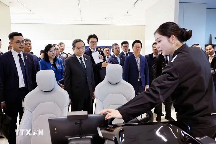 Chủ tịch Quốc hội Trần Thanh Mẫn tham quan khu trưng bày sản phẩm xe điện Xiaomi và giới thiệu các công nghệ chính của Siêu nhà máy xe điện Xiaomi tại Khu kinh tế Diệc Trang. (Ảnh: Doãn Tấn/TTXVN)