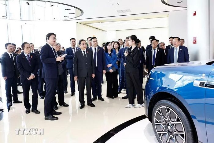 Chủ tịch Quốc hội Trần Thanh Mẫn thăm Siêu nhà máy xe điện Xiaomi tại Khu kinh tế Diệc Trang. (Ảnh: Doãn Tấn/TTXVN)