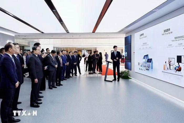 Chủ tịch Quốc hội Trần Thanh Mẫn tham quan, tìm hiểu sản phẩm màn hình tương tác ứng dụng công nghệ AI trong các lĩnh vực tại Tập đoàn CVTE, Khu kinh tế Diệc Trang. (Ảnh: Doãn Tấn/TTXVN)