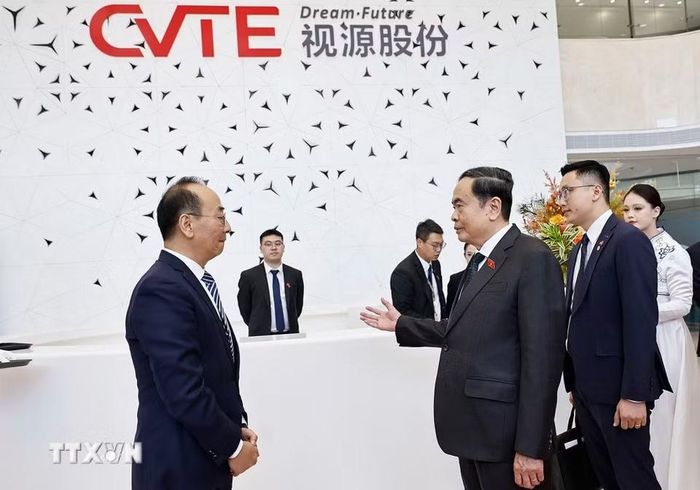 Chủ tịch Quốc hội Trần Thanh Mẫn thăm Tập đoàn CVTE tại Khu kinh tế Diệc Trang, thủ đô Bắc Kinh. (Ảnh: Doãn Tấn/TTXVN)