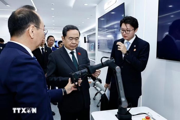 Chủ tịch Quốc hội Trần Thanh Mẫn tham quan, tìm hiểu sản phẩm màn hình tương tác ứng dụng công nghệ AI trong các lĩnh vực tại Tập đoàn CVTE, Khu kinh tế Diệc Trang. (Ảnh: Doãn Tấn/TTXVN)
