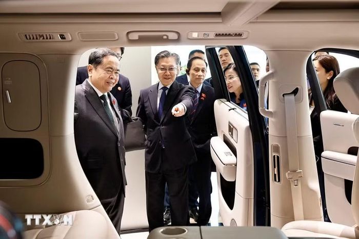 Chủ tịch Quốc hội Trần Thanh Mẫn tham quan khu trưng bày sản phẩm xe điện Xiaomi và giới thiệu các công nghệ chính của Siêu nhà máy xe điện Xiaomi tại Khu kinh tế Diệc Trang. (Ảnh: Doãn Tấn/TTXVN)