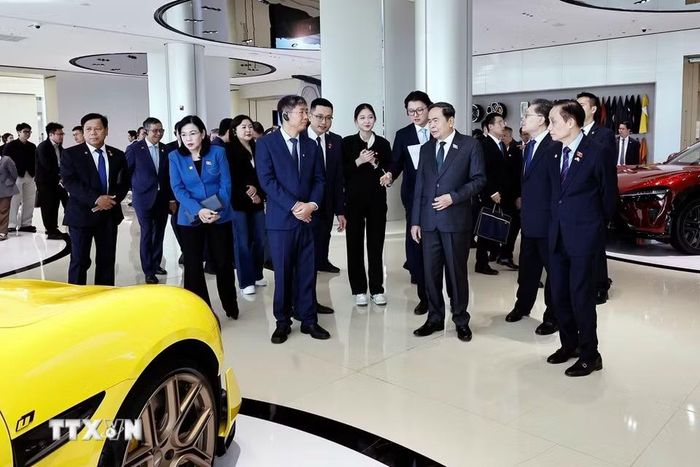 Chủ tịch Quốc hội Trần Thanh Mẫn tham quan khu trưng bày sản phẩm xe điện Xiaomi và giới thiệu các công nghệ chính của Siêu nhà máy xe điện Xiaomi tại Khu kinh tế Diệc Trang. (Ảnh: Doãn Tấn/TTXVN)