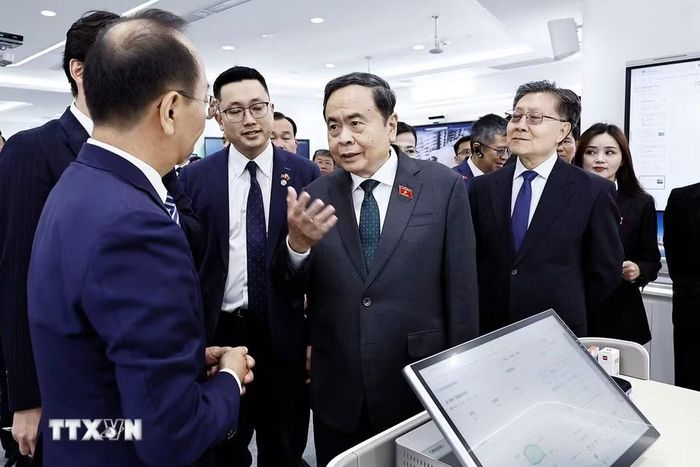 Chủ tịch Quốc hội Trần Thanh Mẫn tham quan, tìm hiểu sản phẩm màn hình tương tác ứng dụng công nghệ AI trong các lĩnh vực tại Tập đoàn CVTE, Khu kinh tế Diệc Trang. (Ảnh: Doãn Tấn/TTXVN)