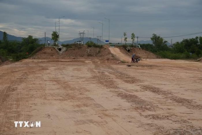 Xử lý nền đất yếu và đắp gia tải tại khu vực đường dẫn lên cầu Quảng Đà nhằm đảm bảo kỹ thuật và tiến độ đề ra. (Ảnh: Anh Dũng/TTXVN)