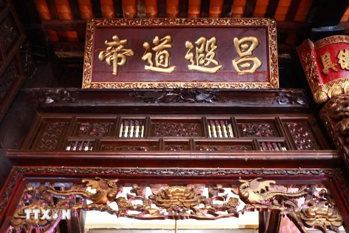 Hệ thống hoành phi trong chùa vừa mang ý nghĩa văn hóa, vừa góp phần tạo nên vẻ trang trọng cho không gian thờ tự. (Ảnh: Hồng Thái/TTXVN)
