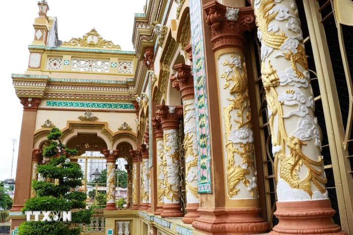 Các chi tiết chạm khắc trên cột góp phần làm phong phú giá trị nghệ thuật của công trình. (Ảnh: Hồng Thái/TTXVN)