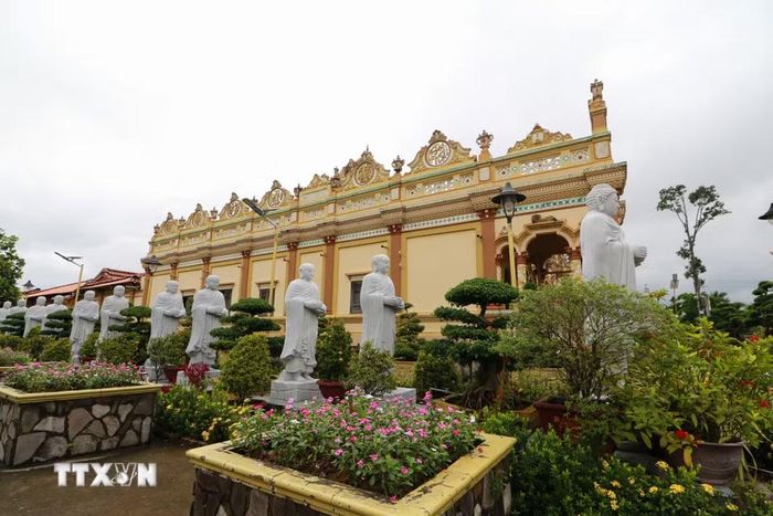 Sự đa dạng trong phong cách kiến trúc mang đến cho du khách nhiều góc nhìn khi khám phá ngôi chùa. (Ảnh: Hồng Thái/TTXVN)