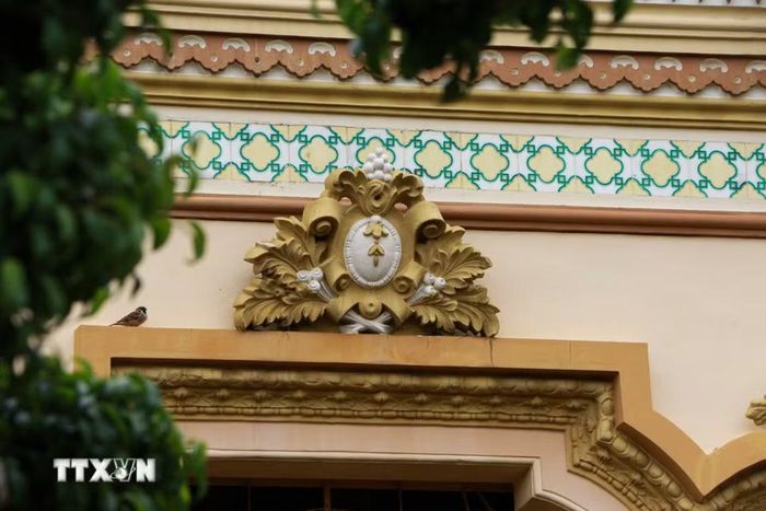Những chi tiết kiến trúc công phu mang dấu ấn châu Âu tại chùa Vĩnh Tràng. (Ảnh: Hồng Thái/TTXVN)