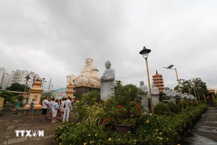 Sự đa dạng trong phong cách kiến trúc mang đến cho du khách nhiều góc nhìn khi khám phá ngôi chùa. (Ảnh: Hồng Thái/TTXVN)