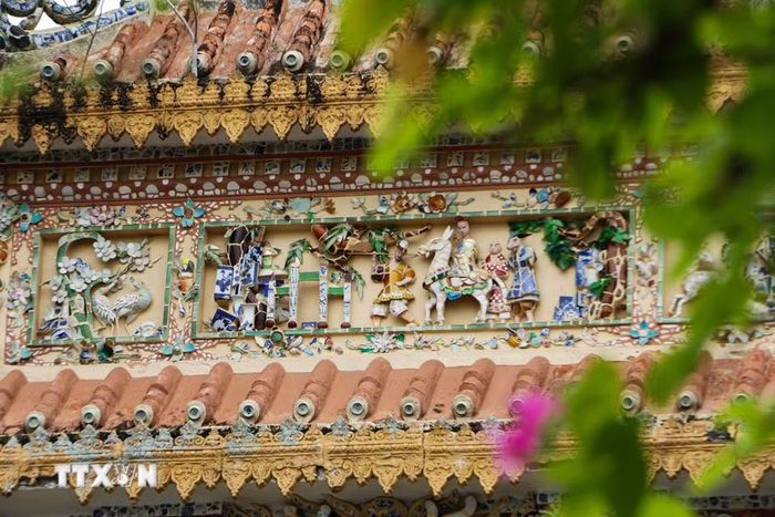 Hình tượng kiến trúc mang đậm màu sắc văn hóa phương Đông trên cổng chùa Vĩnh Tràng. (Ảnh: Hồng Thái/TTXVN)