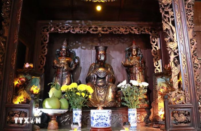 Những pho tượng cổ được chế tác tinh xảo, phản ánh trình độ điêu khắc và văn hóa tín ngưỡng của người dân Nam Bộ qua nhiều thời kỳ. (Ảnh: Hồng Thái/TTXVN)