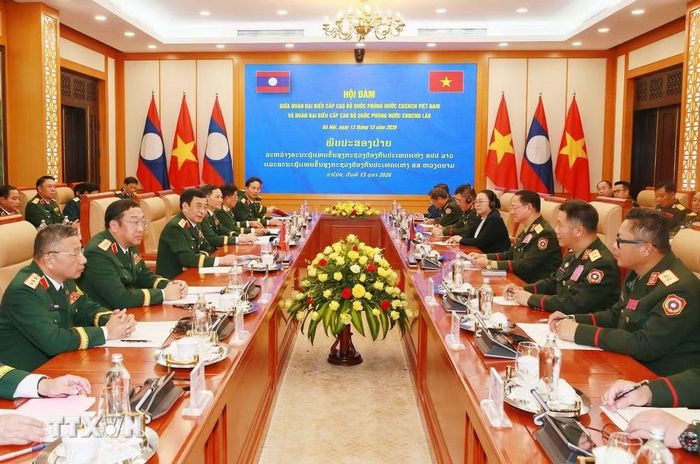 Đại tướng Phan Văn Giang, Ủy viên Bộ Chính trị, Phó Thủ tướng, Bộ trưởng Bộ Quốc phòng hội đàm với Đại tướng Khamliang Outhakaysone, Ủy viên Bộ Chính trị, Phó Thủ tướng, Bộ trưởng Bộ Quốc phòng Lào. (Ảnh: Trọng Đức/TTXVN)