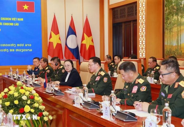Đại tướng Khamliang Outhakaysone, Ủy viên Bộ Chính trị, Phó Thủ tướng, Bộ trưởng Bộ Quốc phòng Lào phát biểu tại hội đàm. (Ảnh: Trọng Đức/TTXVN)