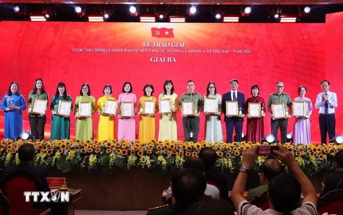 Ban Tổ chức trao giấy chứng nhận và biểu trưng cho các tác giả, nhóm tác giả đạt giải Nhì của Cuộc thi chính luận về bảo vệ nền tảng tư tưởng của Đảng lần thứ 6, năm 2026. (Ảnh: Văn Điệp/TTXVN)