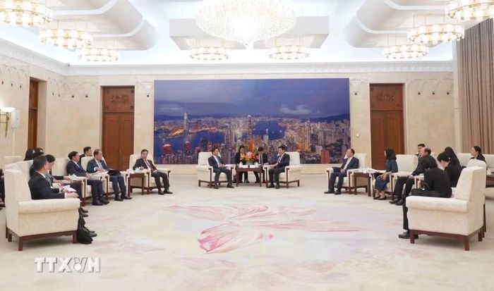 Buổi làm việc giữa Phó Chủ tịch Quốc hội, Chủ tịch Nhóm Nghị sỹ hữu nghị Việt-Trung Nguyễn Doãn Anh và Chủ tịch Nhóm Nghị sỹ hữu nghị Trung-Việt Ba Âm Triều Lỗ. (Ảnh: Quang Hưng/TTXVN)