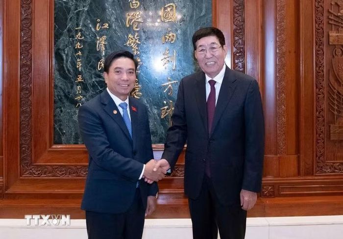Phó Chủ tịch Quốc hội, Chủ tịch Nhóm Nghị sỹ hữu nghị Việt-Trung Nguyễn Doãn Anh và Chủ tịch Nhóm Nghị sỹ hữu nghị Trung-Việt Ba Âm Triều Lỗ. (Ảnh: Quang Hưng/TTXVN)