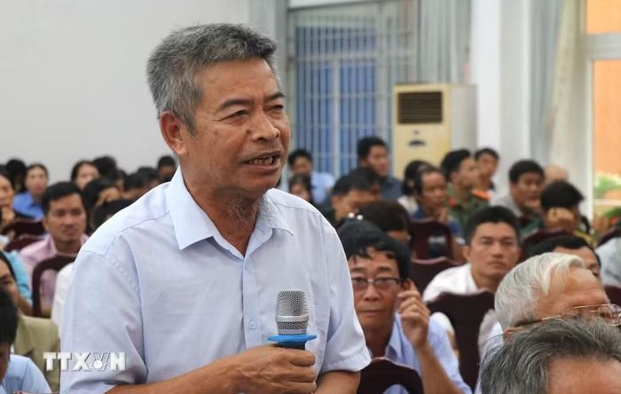 Cử tri phường Sông Cầu kiến nghị. (Ảnh: Tường Quân/TTXVN)