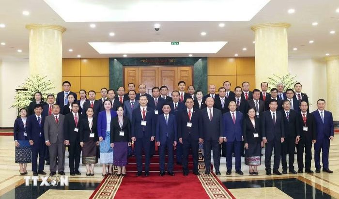 Thường trực Ban Bí thư Trần Cẩm Tú cùng Đoàn cán bộ cấp cao Đảng Nhân dân Cách mạng Lào. (Ảnh: Phương Hoa/TTXVN)