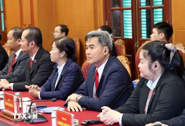 Đoàn cán bộ cấp cao Đảng Nhân dân Cách mạng Lào tại buổi tiếp. (Ảnh: Phương Hoa/TTXVN)