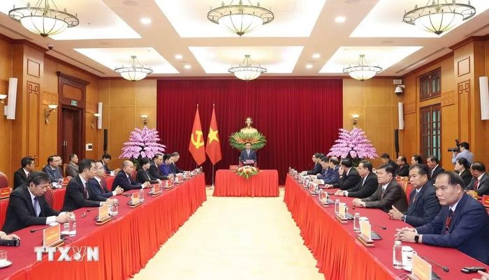 Thường trực Ban Bí thư Trần Cẩm Tú tiếp Đoàn cán bộ cấp cao Đảng Nhân dân Cách mạng Lào. (Ảnh: Phương Hoa/TTXVN)