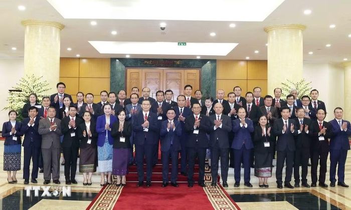 Thường trực Ban Bí thư Trần Cẩm Tú cùng Đoàn cán bộ cấp cao Đảng Nhân dân Cách mạng Lào. (Ảnh: Phương Hoa/TTXVN)