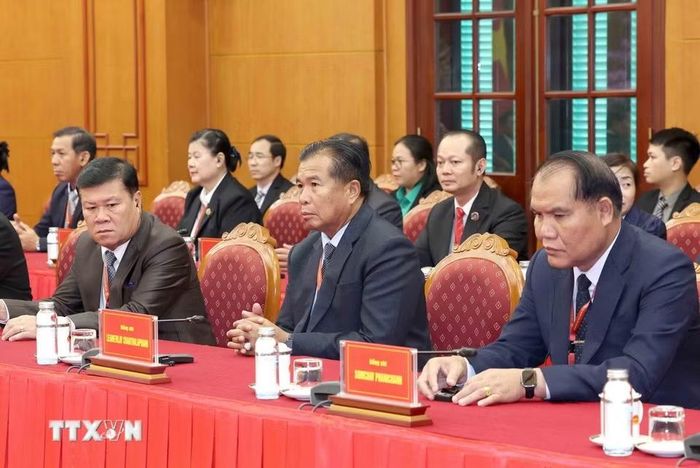 Đoàn cán bộ cấp cao Đảng Nhân dân Cách mạng Lào tại buổi tiếp. (Ảnh: Phương Hoa/TTXVN)