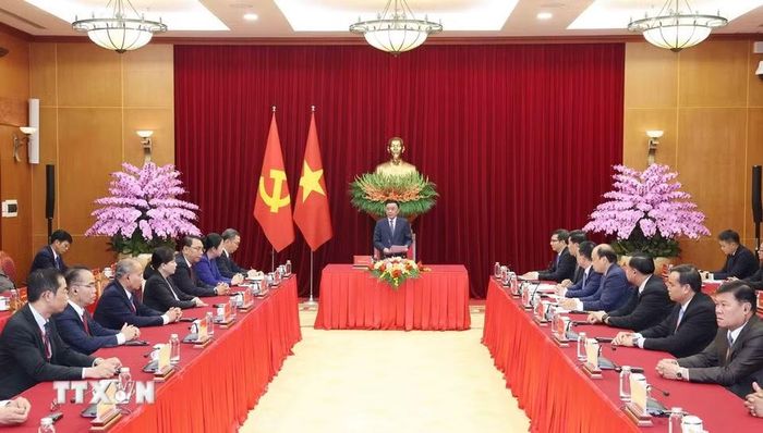 Thường trực Ban Bí thư Trần Cẩm Tú tiếp Đoàn cán bộ cấp cao Đảng Nhân dân Cách mạng Lào. (Ảnh: Phương Hoa/TTXVN)