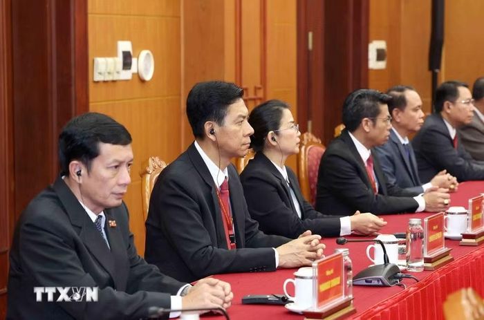 Đoàn cán bộ cấp cao Đảng Nhân dân Cách mạng Lào tại buổi tiếp. (Ảnh: Phương Hoa/TTXVN)