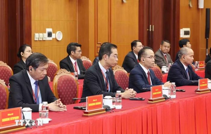 Đoàn cán bộ cấp cao Đảng Nhân dân Cách mạng Lào tại buổi tiếp. (Ảnh: Phương Hoa/TTXVN)