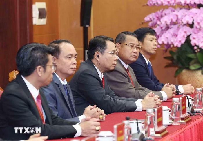Đoàn cán bộ cấp cao Đảng Nhân dân Cách mạng Lào tại buổi tiếp. (Ảnh: Phương Hoa/TTXVN)