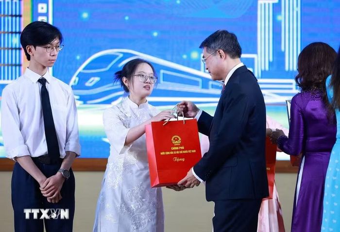 Thủ tướng Lê Minh trao quà cho sinh viên thủ khoa tốt nghiệp Đại học năm 2025-2026 và thủ khoa tuyển sinh năm 2026. (Ảnh: Dương Giang/TTXVN)