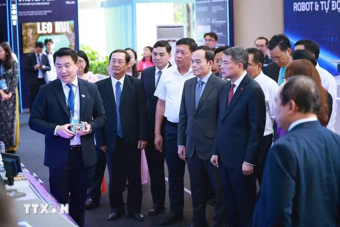 Thủ tướng Lê Minh Hưng tham quan trưng bày sản phẩm nghiên cứu, sáng tạo của Đại học Quốc gia Thành phố Hồ Chí Minh năm 2026. (Ảnh: Dương Giang/TTXVN)