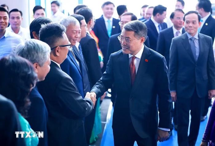 Thủ tướng Lê Minh Hưng đến dự Lễ khai khóa Đại học Quốc gia Thành phố Hồ Chí Minh năm 2026. (Ảnh: Dương Giang/TTXVN)