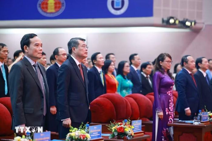 Thủ tướng Lê Minh Hưng và các đại biểu dự Lễ khai khóa Đại học Quốc gia Thành phố Hồ Chí Minh năm 2026. (Ảnh: Dương Giang/TTXVN)