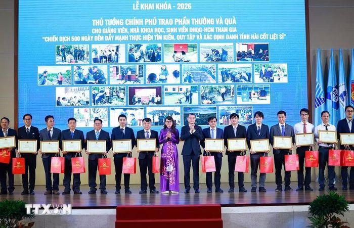 Thủ tướng Lê Minh trao quà cho giảng viên, sinh viên Đại học Quốc gia Thành phố Hồ Chí Minh tham gia “Chiến dịch 500 ngày đêm đẩy mạnh thực hiện tìm kiếm, quy tập và xác định danh tính hài cốt liệt sỹ”. (Ảnh: Dương Giang/TTXVN)