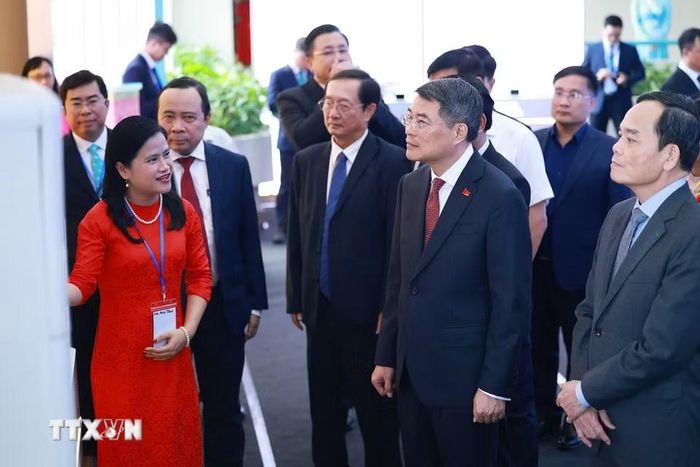Thủ tướng Lê Minh Hưng tham quan trưng bày sản phẩm nghiên cứu, sáng tạo của Đại học Quốc gia Thành phố Hồ Chí Minh năm 2026. (Ảnh: Dương Giang/TTXVN)