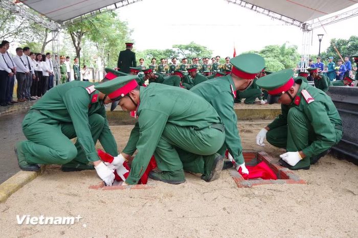 Các đại biểu cùng nhân dân đưa tiễn các liệt sĩ đến vị trí an táng tại nghĩa trang liệt sĩ Hội An (Đà Nẵng). (Ảnh: PV/Vietnam+)